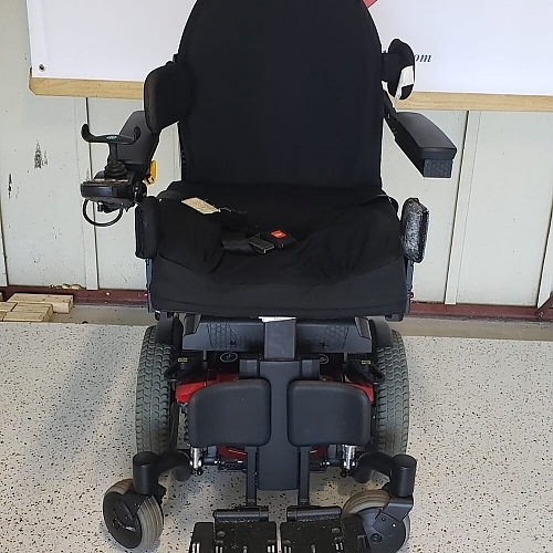  Quantum Q6 Edge Front